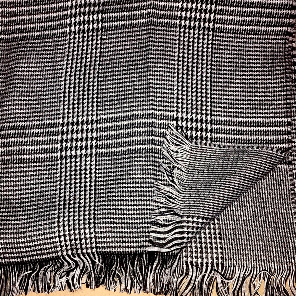 SCARF black and white scarf  good condition unisex small size